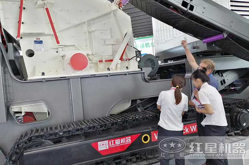 用戶(hù)到廠參觀考察大型移動(dòng)打沙機(jī)