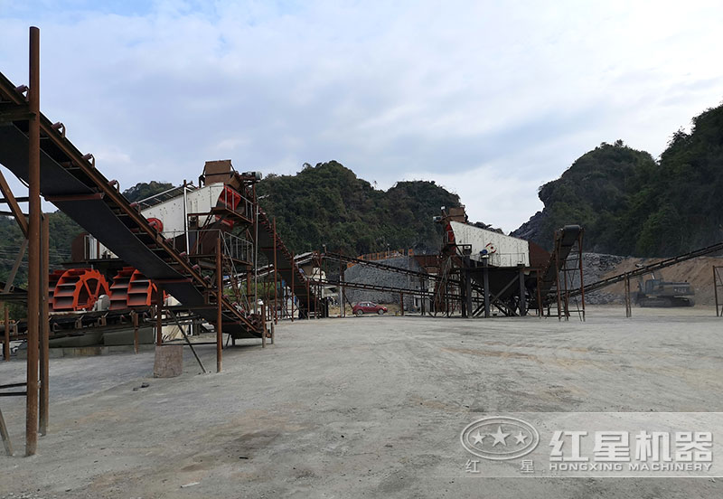方案三配置現(xiàn)場(chǎng)：破碎機(jī)+制砂機(jī)+洗砂機(jī)，費(fèi)用80萬以上