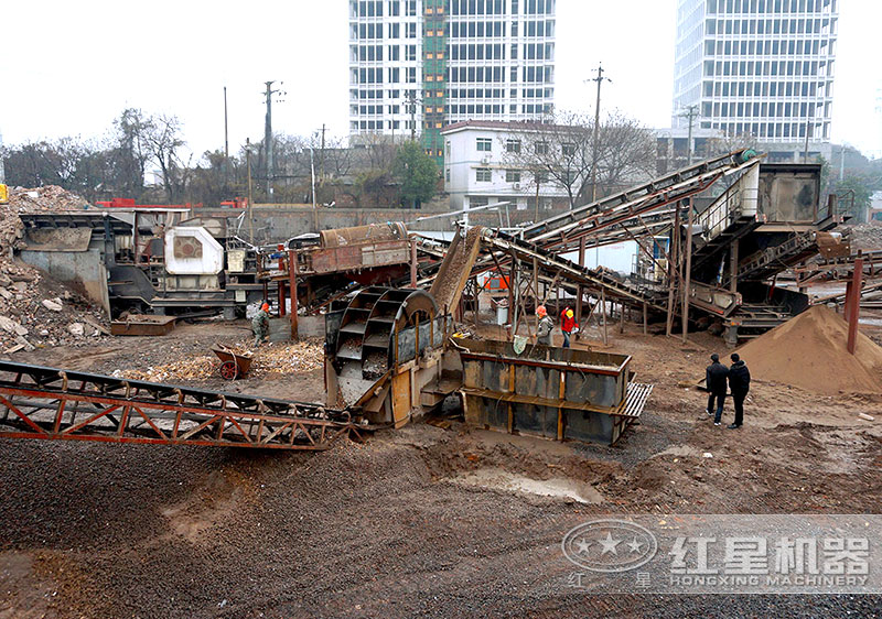 建筑垃圾制沙現(xiàn)場(chǎng)，配置車載制沙機(jī)